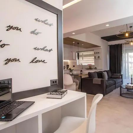 Rhodes Diamond Luxury Flat In The Heart Of Town